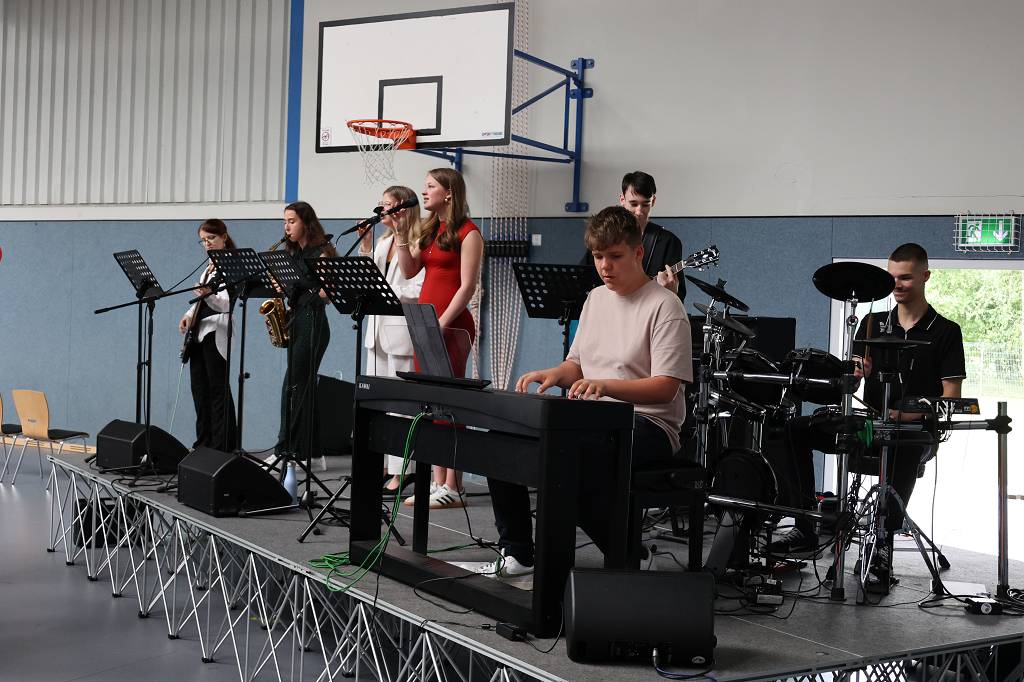 Schuelerband spielt auf der Abschlussfeier der FCSO 2024