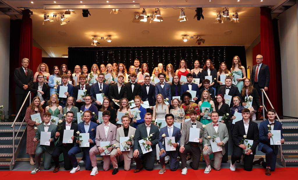 Gruppenfoto der Abiturienten Mehrzweckhalle