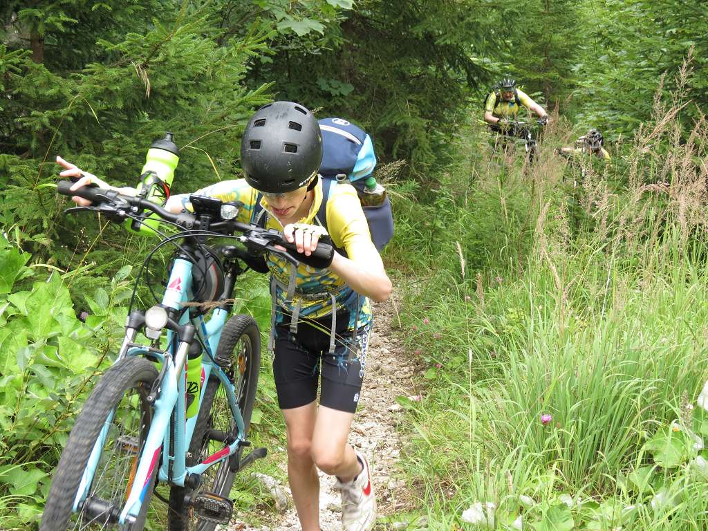 Schüler radeln über die Alpen - schieben gehört auch mal dazu